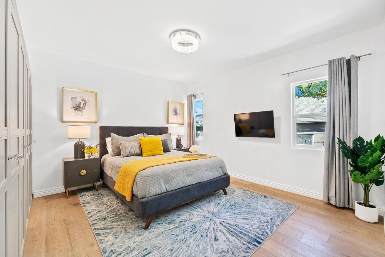 Contemporary With Pool Sleeps 10 Bed & Breakfast *